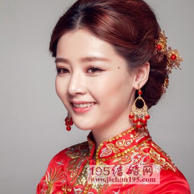 【2014年流行的<em>中式新娘发型</em>,<em>中式</em>旗袍搭配的