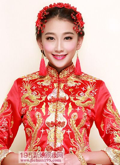 【秀禾服新娘发型图片散发高贵典雅气质】 化